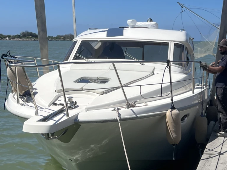 Bareboat Rental Motorboat Magnum with a boat licence