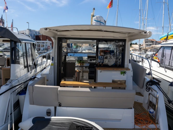 Sealine Sealine C335 in Biograd na Moru on SamBoat