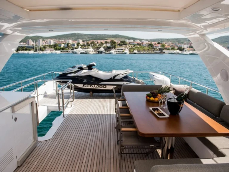 Boat rental Azimut Azimut 72 Fly in Skradin on Samboat