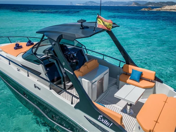 Bareboat Rental Motorboat FIM with a boat licence