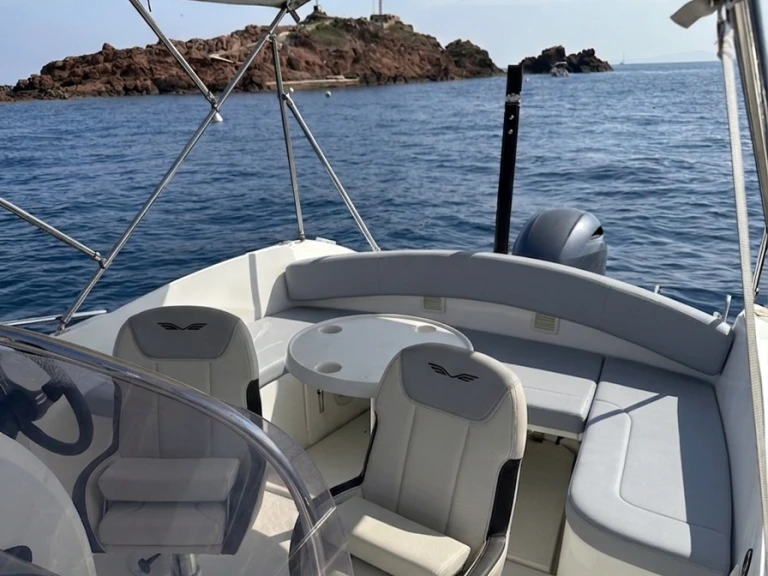 Rent a Bénéteau Flyer 6.6 SUNdeck Saint-Raphaël