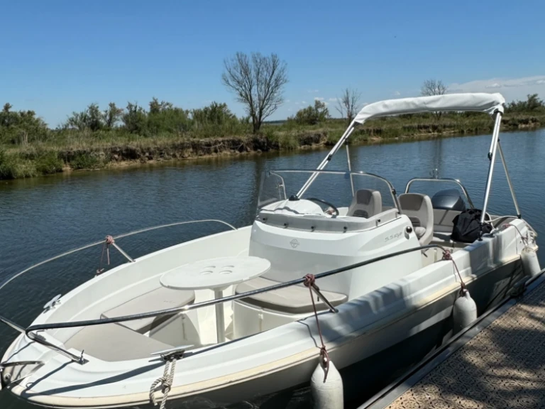 Rent a Jeanneau Cap Camarat 5.5 CC Serie 2 Style Palavas-les-Flots