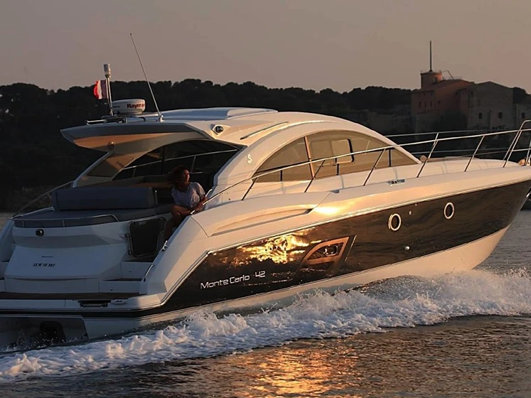 Motorboat for rent Juan-les-Pins at the best price