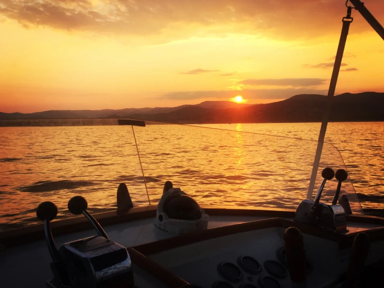 Bareboat Rental Motorboat Grand Banks with a boat licence