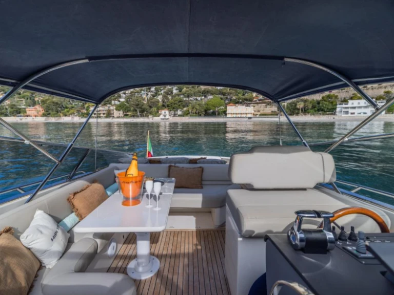 Boat rental Itama Itama 40 in Saint-Jean-Cap-Ferrat on Samboat