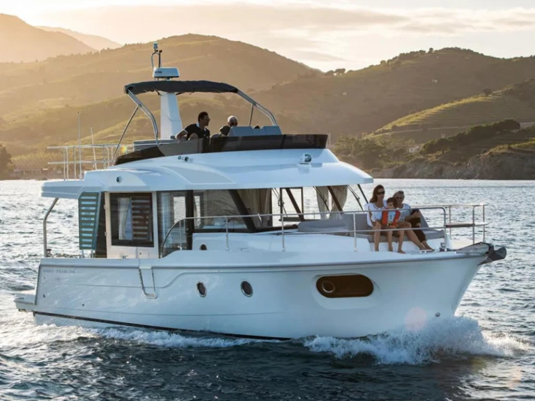 Rent a Bénéteau Swift Trawler 41 Fly Juan-les-Pins