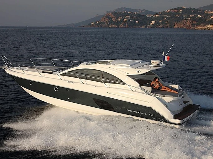 Motorboat rental in Juan-les-Pins - Bénéteau Monte Carlo 42