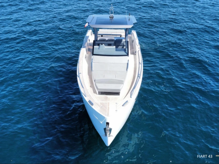 Bareboat Rental Motorboat Fiart with a boat licence