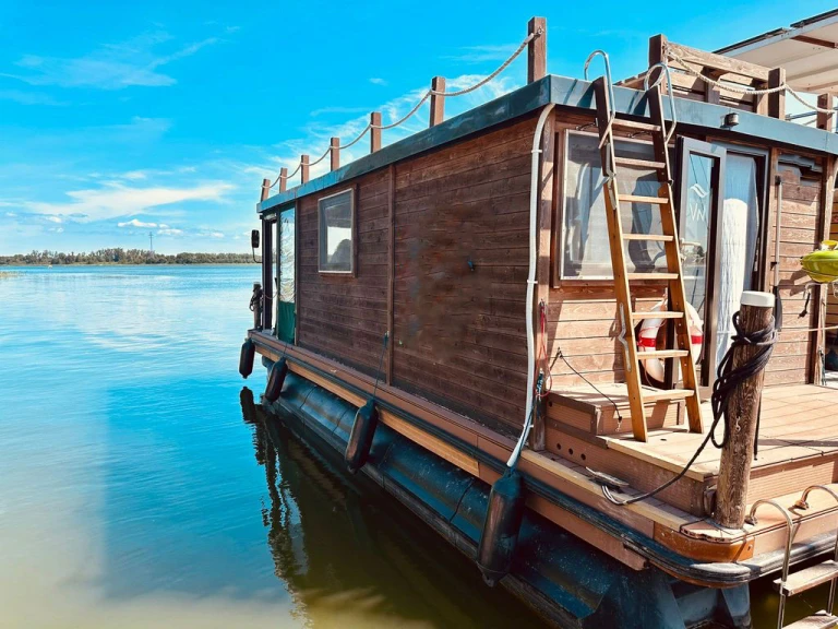 Floss D9-Style charter bareboat or captained in  Wesenberg