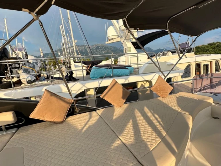 Bareboat Rental Motorboat Ferretti with a boat licence