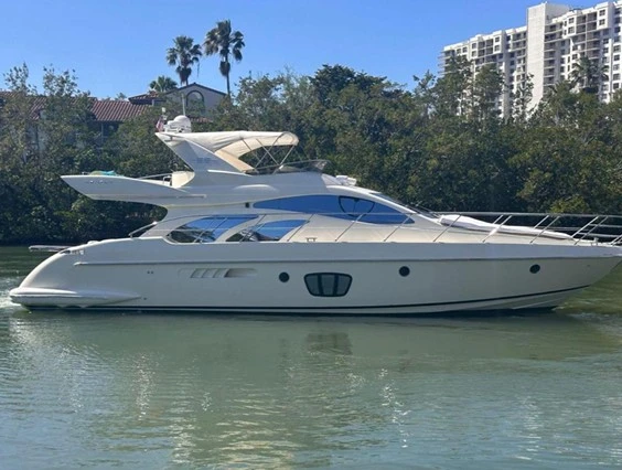 Boat rental Azimut Azimut 55 Fly in Juan-les-Pins on Samboat