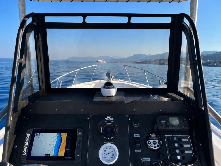 Bareboat Rental Motorboat Mako with a boat licence