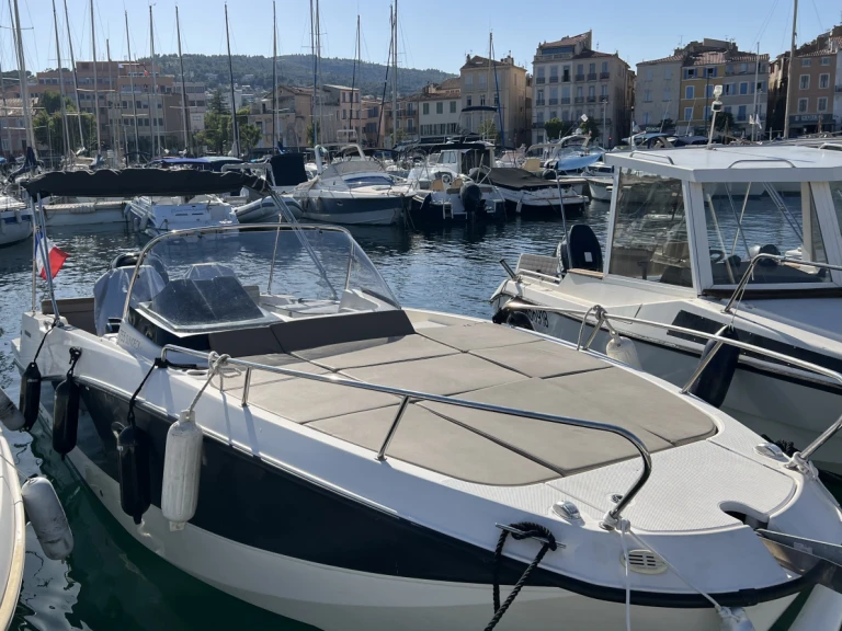 Rent a Quicksilver Activ 755 Sundeck Port Vieux et Chantiers Navals de La Ciotat