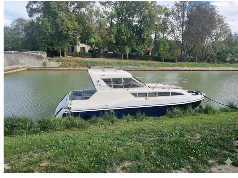 Bareboat Rental Motorboat Le Boat with a boat licence