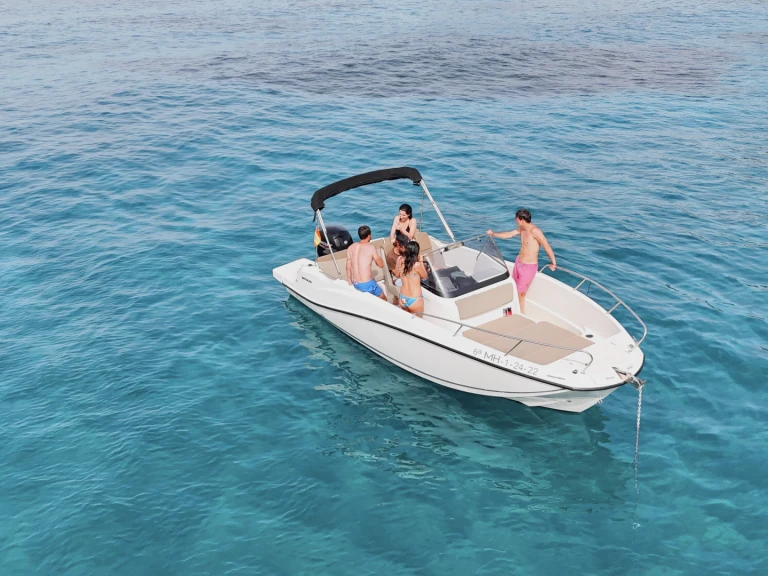 Yacht charter Mahón cheap Activ 675 Open