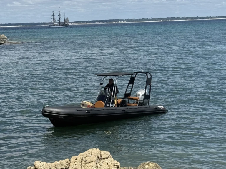 Boat rental Zeppelin Zeppelin Command 22 VPRO in Lorient on Samboat