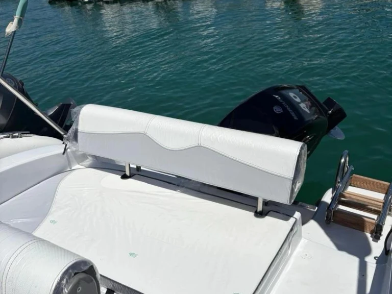Bareboat Rental Motorboat Trimarchi with a boat licence