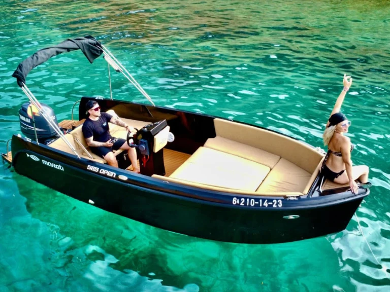 Bareboat Rental Motorboat Mareti with a boat licence