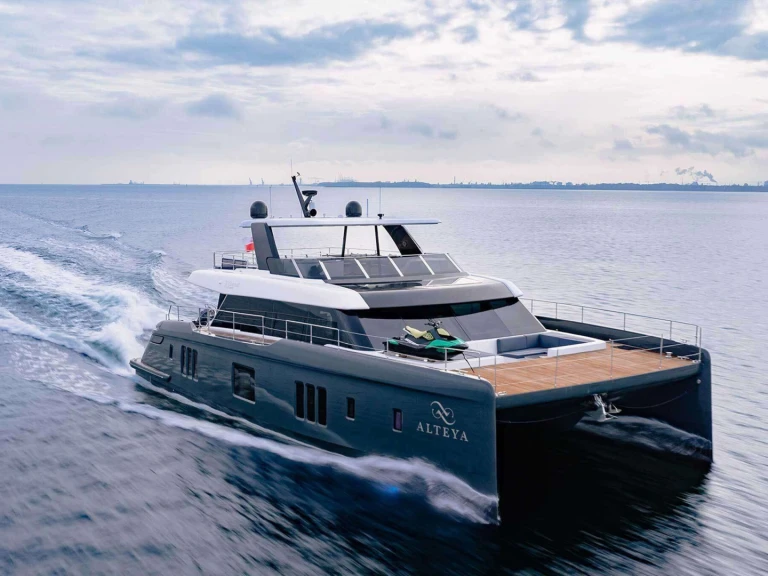 Sunreef Sunreef 70 Power charter bareboat or captained in  Alimos