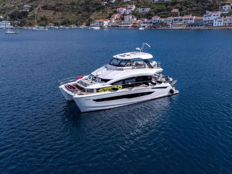 Motorboat for rent Lávrio at the best price