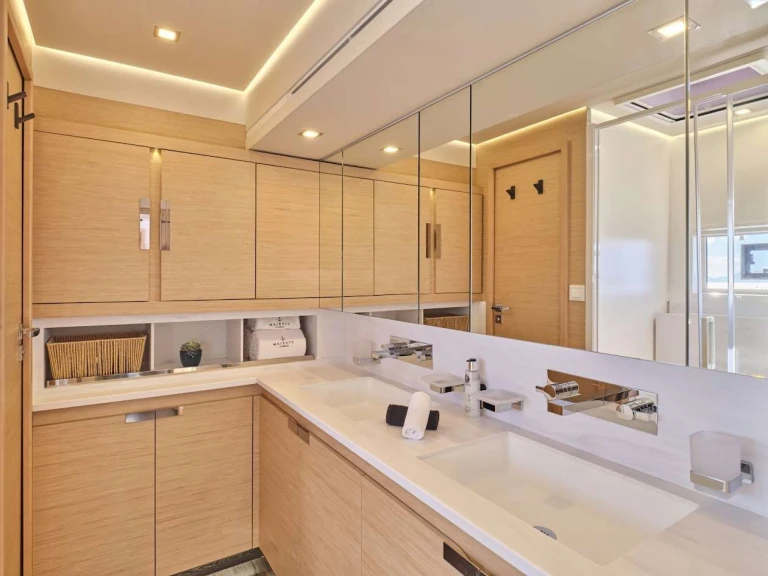 Luxury Yacht rental with or without captain Fountaine Pajot Néa Péramos