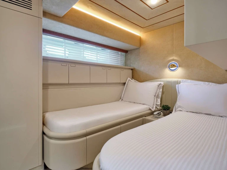 Luxury Yacht for rent Lávrio at the best price