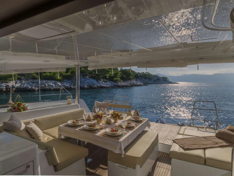 Catamaran for rent Tourlos at the best price