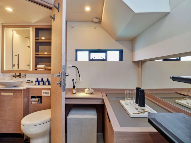 Fountaine Pajot Fountaine Pajot Power Alegria 67 (4 cab) in Palaio Faliro on SamBoat