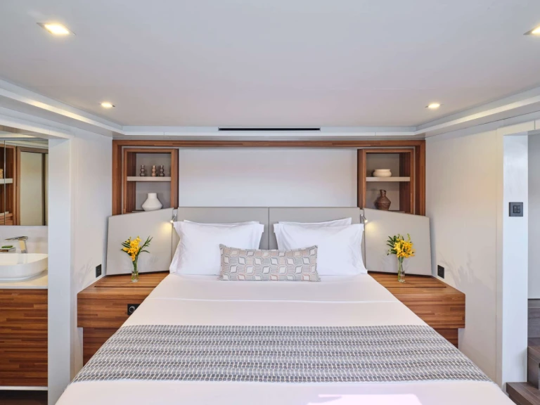 Yacht charter Vouliagméni cheap Fountaine Pajot Power 80 (5 cab)