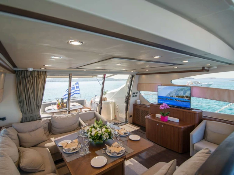 Sunseeker ELENTARI in Greece on SamBoat