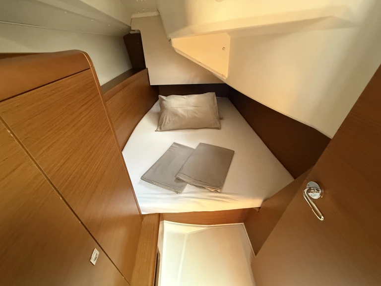 Sailboat rental with or without captain Jeanneau Pula