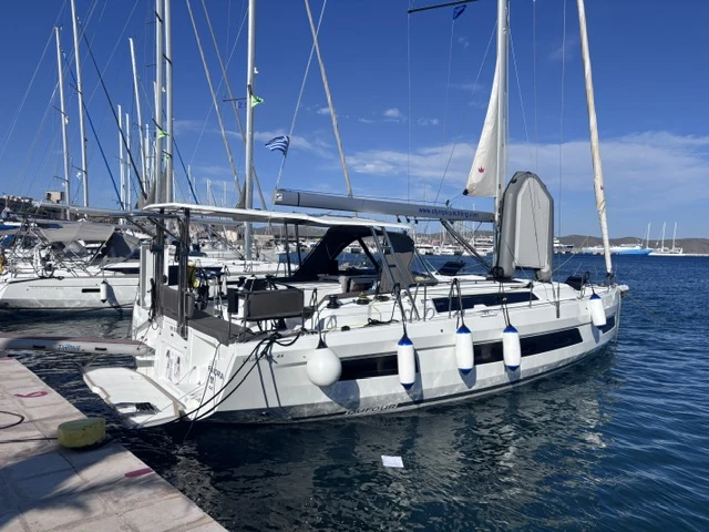 Sailboat rental in Lávrio - Dufour Dufour 44