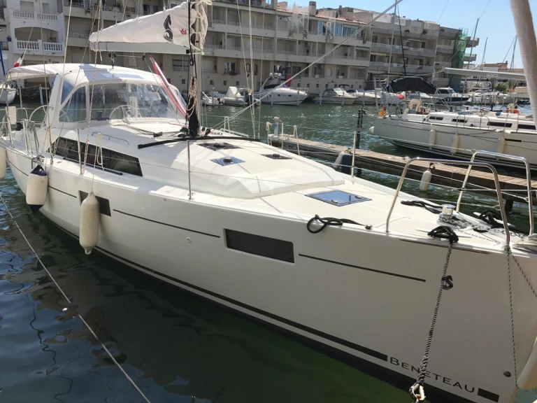 Rent a Bénéteau Oceanis 41.1 Empuriabrava