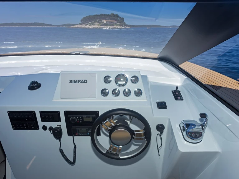 Bareboat Rental Luxury Yacht Colnago with a boat licence