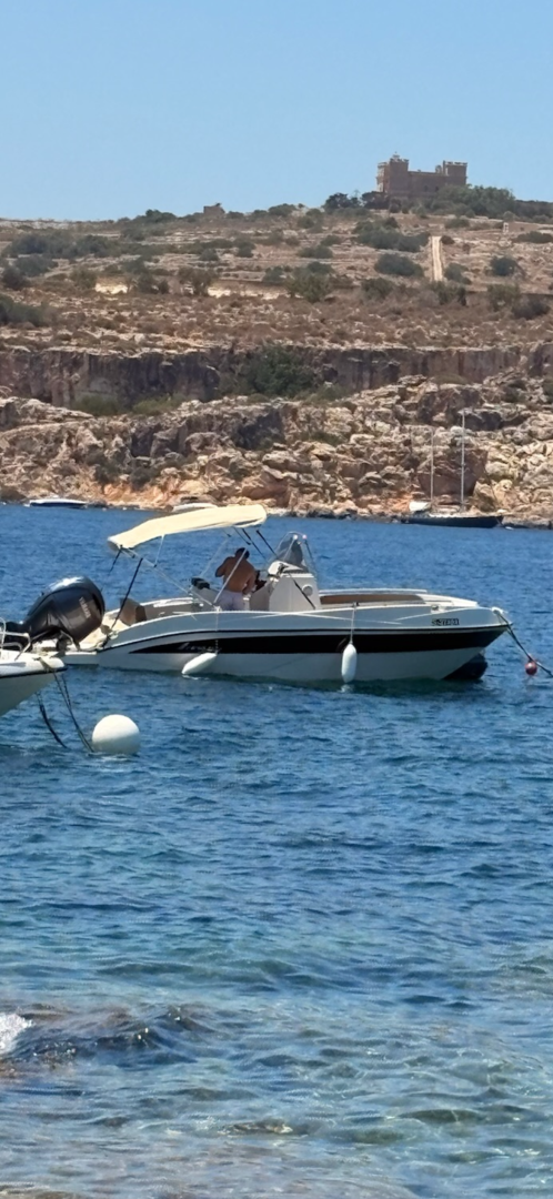 Motorboat for rent Saint Paul's Bay at the best price
