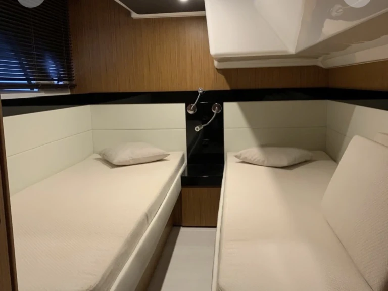 Boat rental Bavaria Virtess 420 Fly in Golfe-Juan on Samboat