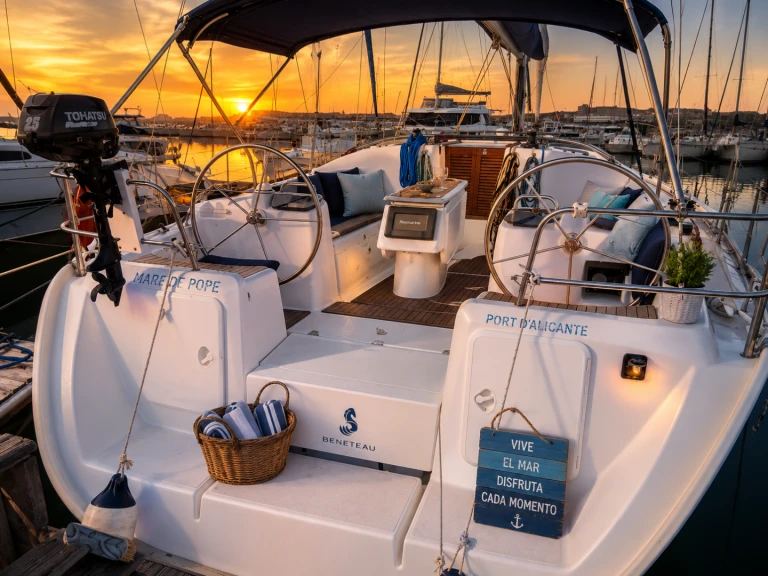 Boat rental Bénéteau Cyclades 43.3 in Port of Alicante on Samboat