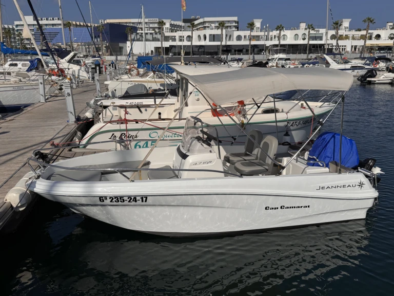 Motorboat rental in Alicante - Jeanneau Cap Camarat 4.7 CC Style