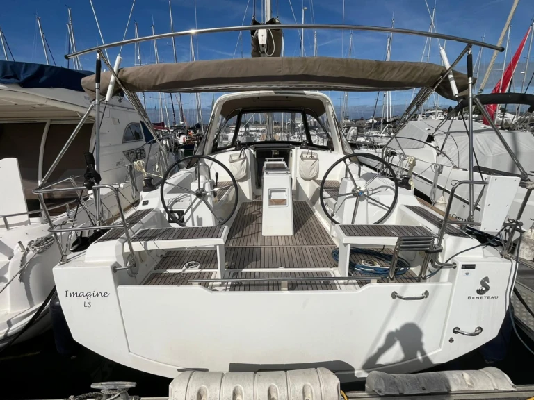Boat rental Bénéteau Oceanis 38.1 in Les Sables-d'Olonne on Samboat