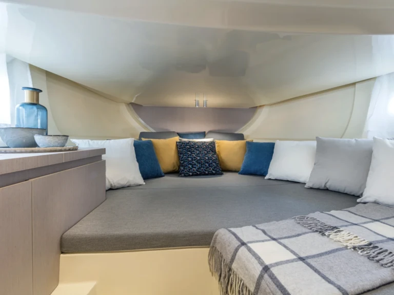 Yacht charter Monaco cheap Invictus 280 CX