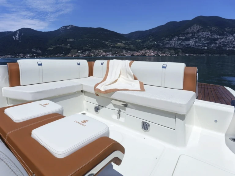 Boat rental Invictus  Invictus 280 CX in Monaco on Samboat