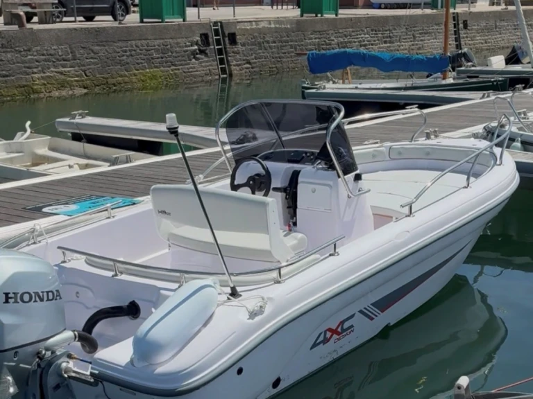 Bareboat Rental Motorboat Ranieri with a boat licence