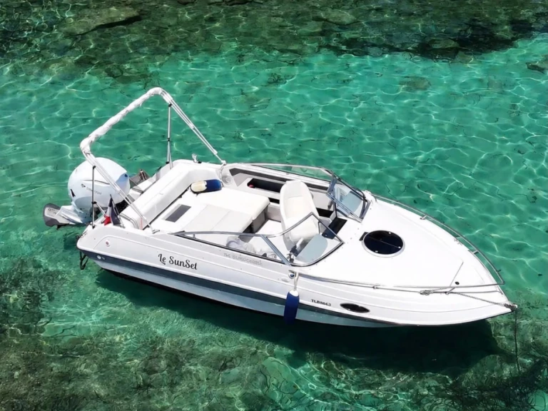 Bareboat Rental Motorboat Four Winns with a boat licence
