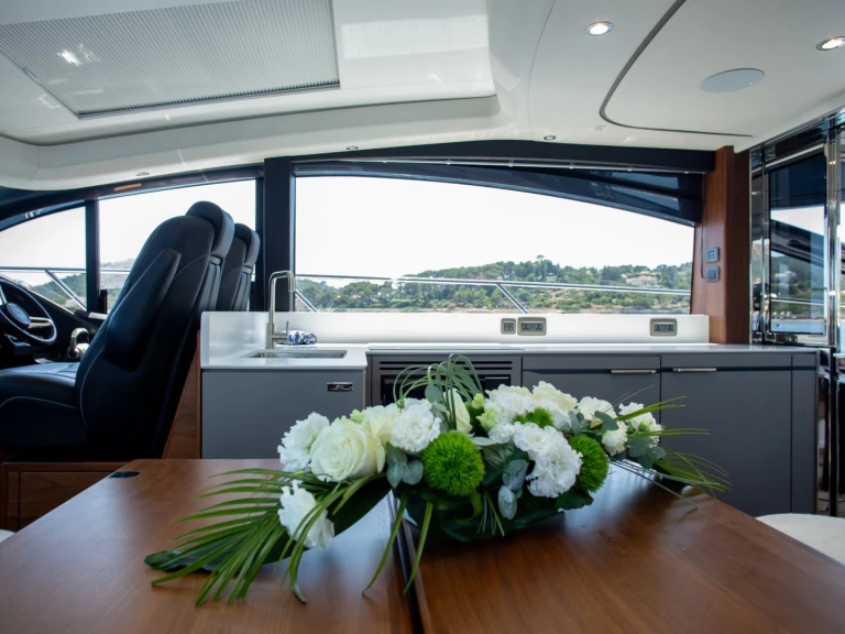 Yacht charter Port de Saint Tropez cheap Princess V55