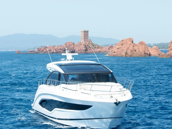 Bareboat Rental Motorboat Princess with a boat licence