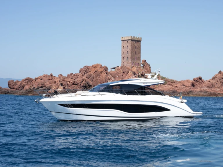 Princess Princess V55 in Port de Saint Tropez on SamBoat