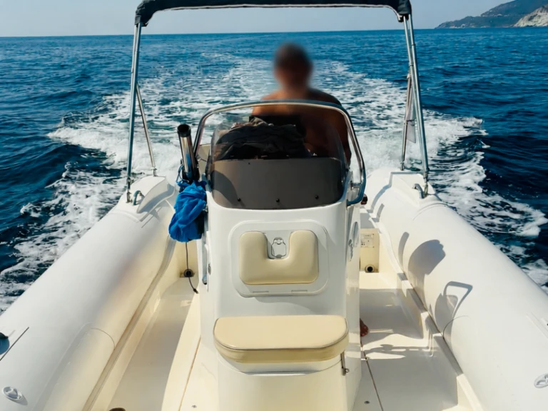 Boat rental Nuova Jolly Nuova Jolly 630 in France on Samboat