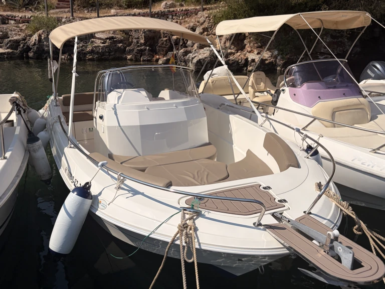 Bareboat Rental Motorboat Pacific Craft with a boat licence