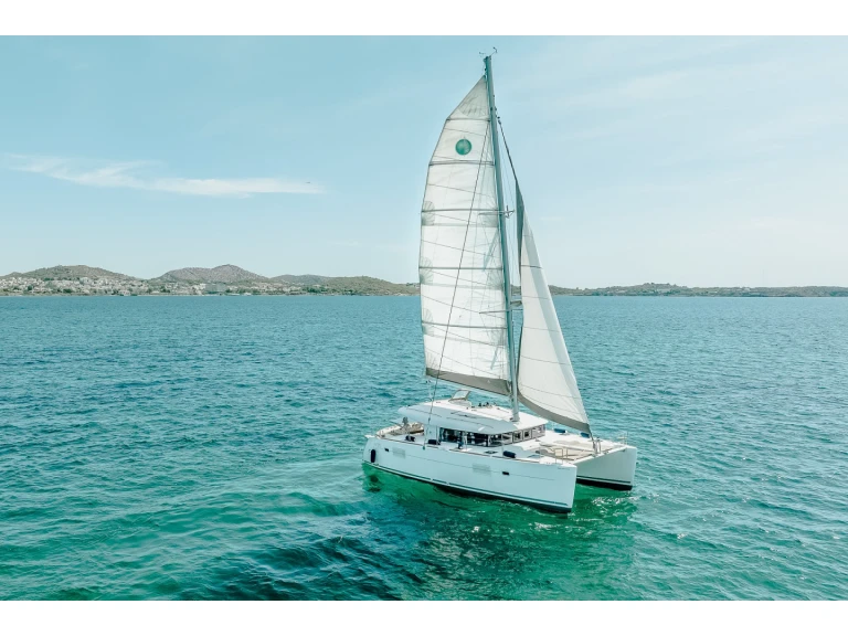 Boat rental Lagoon Lagoon 400 S2 in Alimos on Samboat