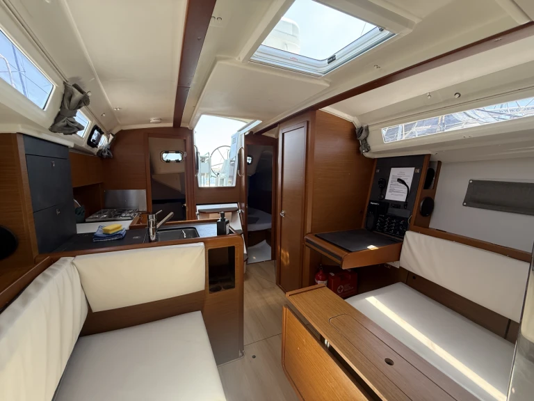 Boat rental Jeanneau Sun Odyssey 349 in Pula on Samboat